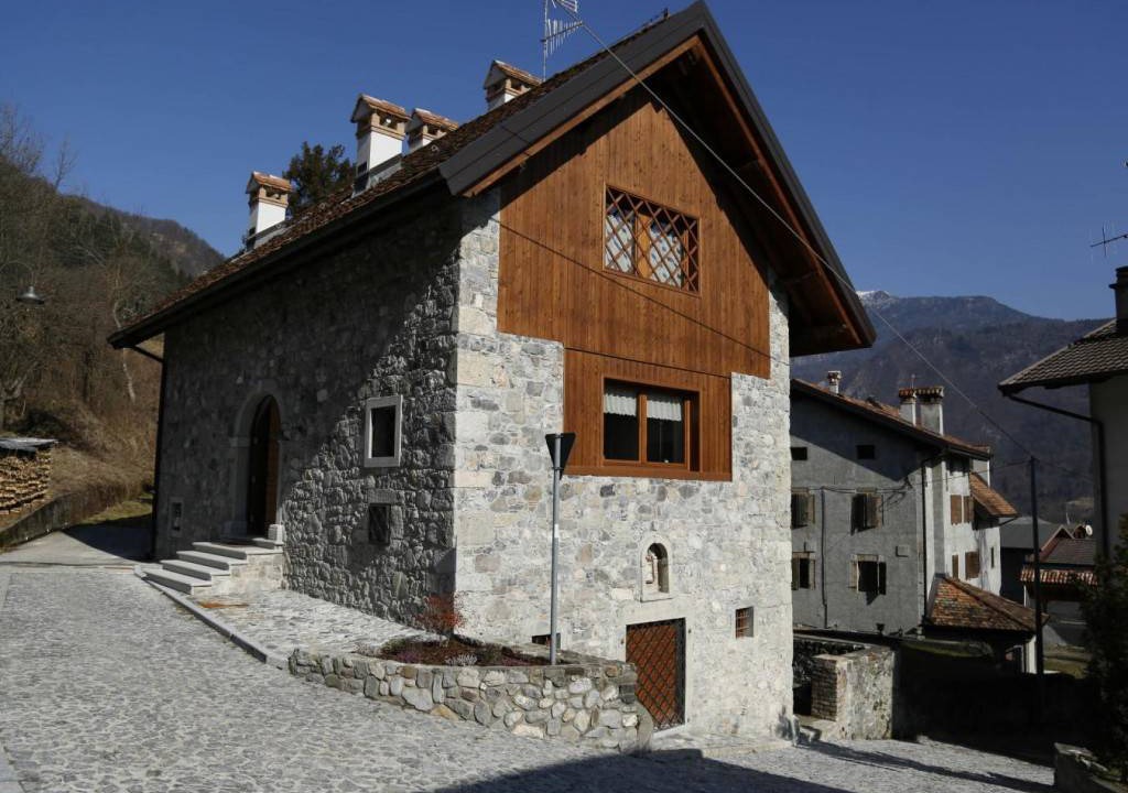 Photo of Buildings in Raveo