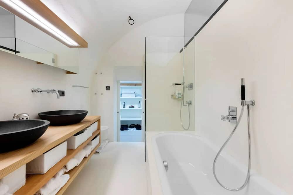 Photo of Bathroom in Laudes