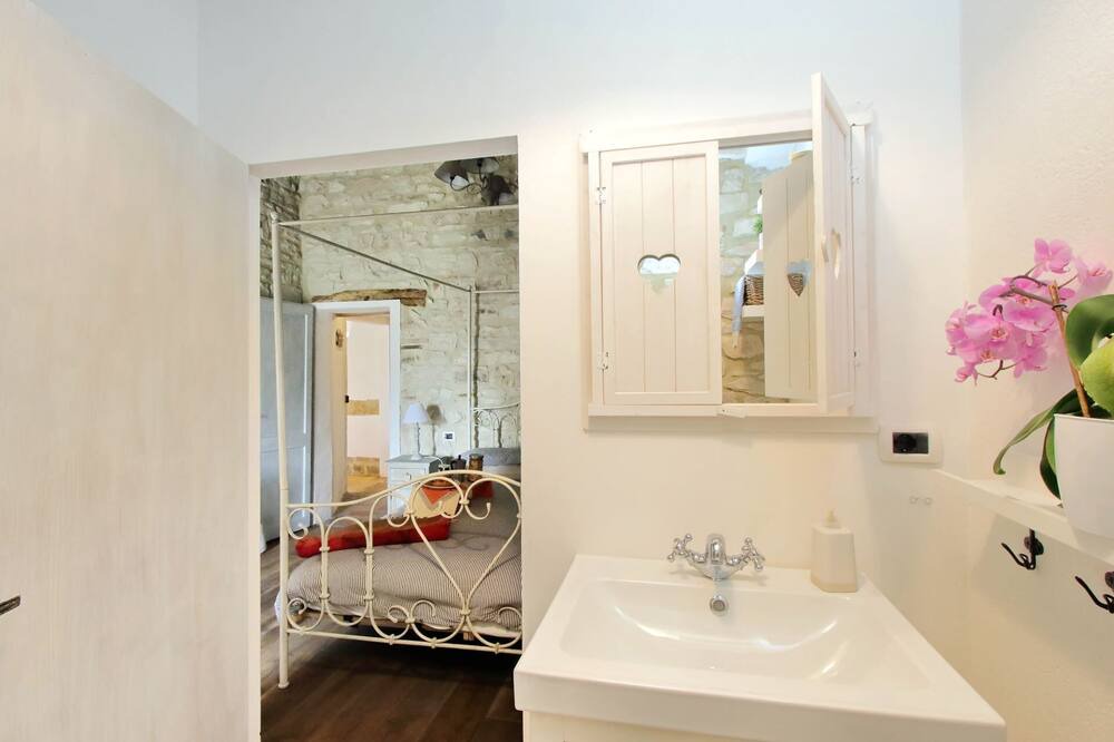 Photo of Bathroom in Genga