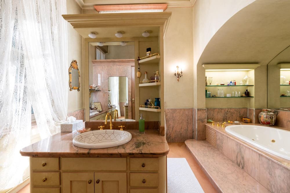 Photo of Bathroom in Calco