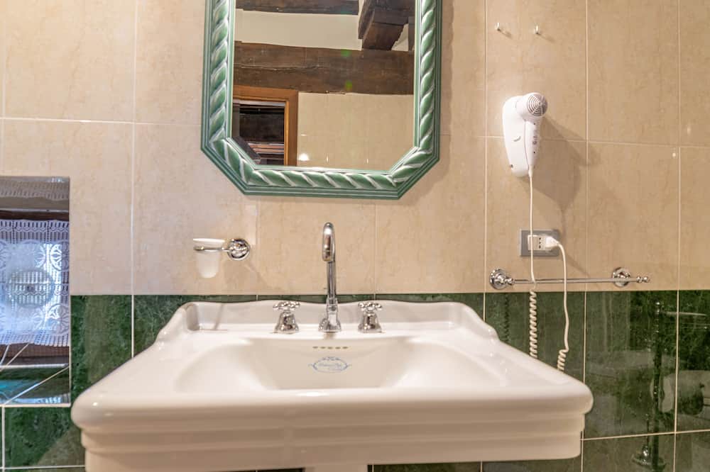 Photo of Bathroom in Montefollonico