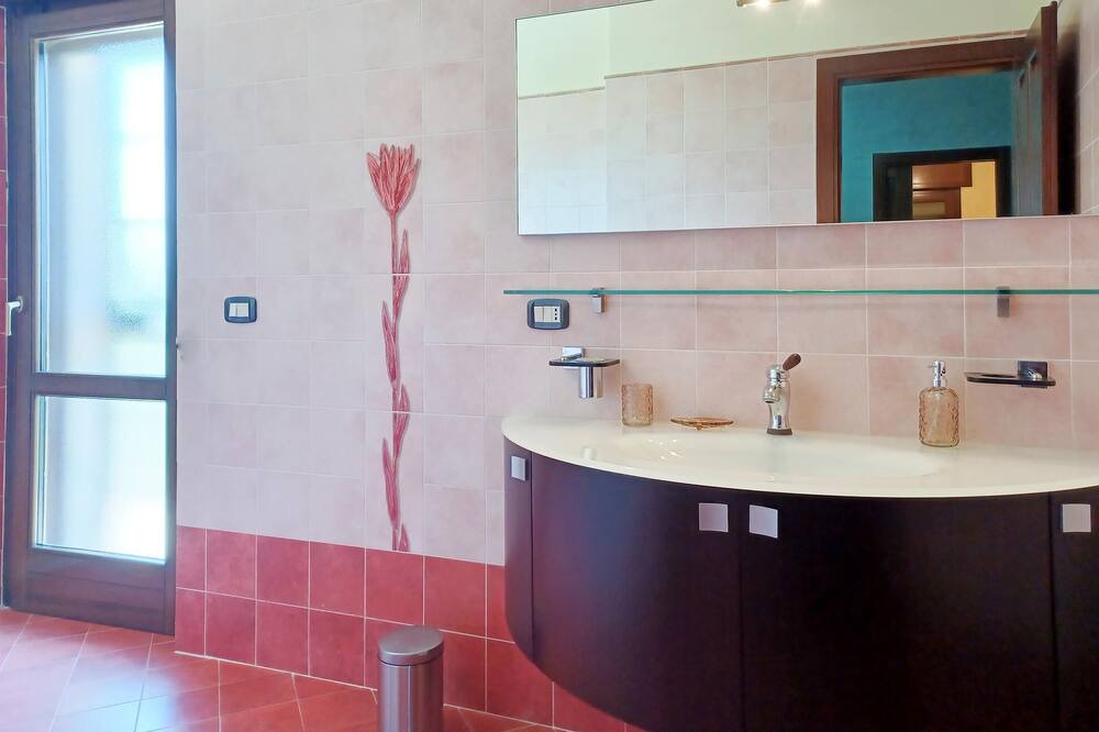 Photo of Bathroom in Albanella