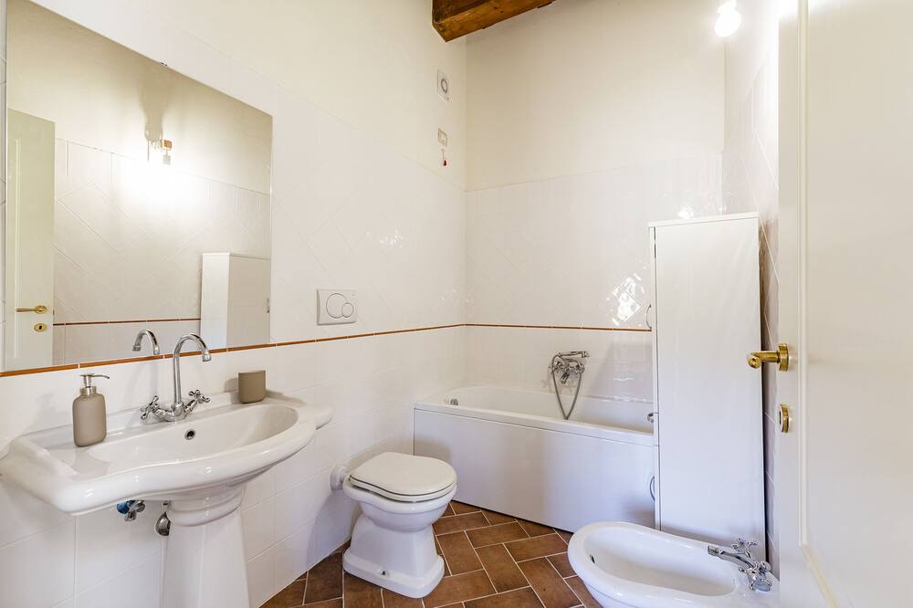 Photo of Bathroom in Ficulle