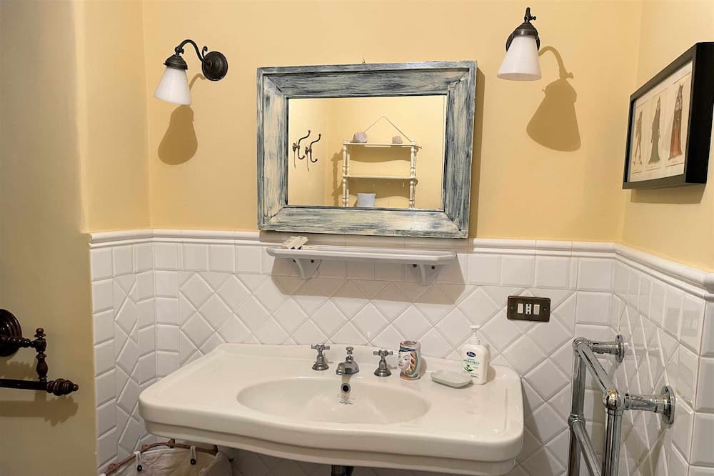 Photo of Bathroom in Pollara