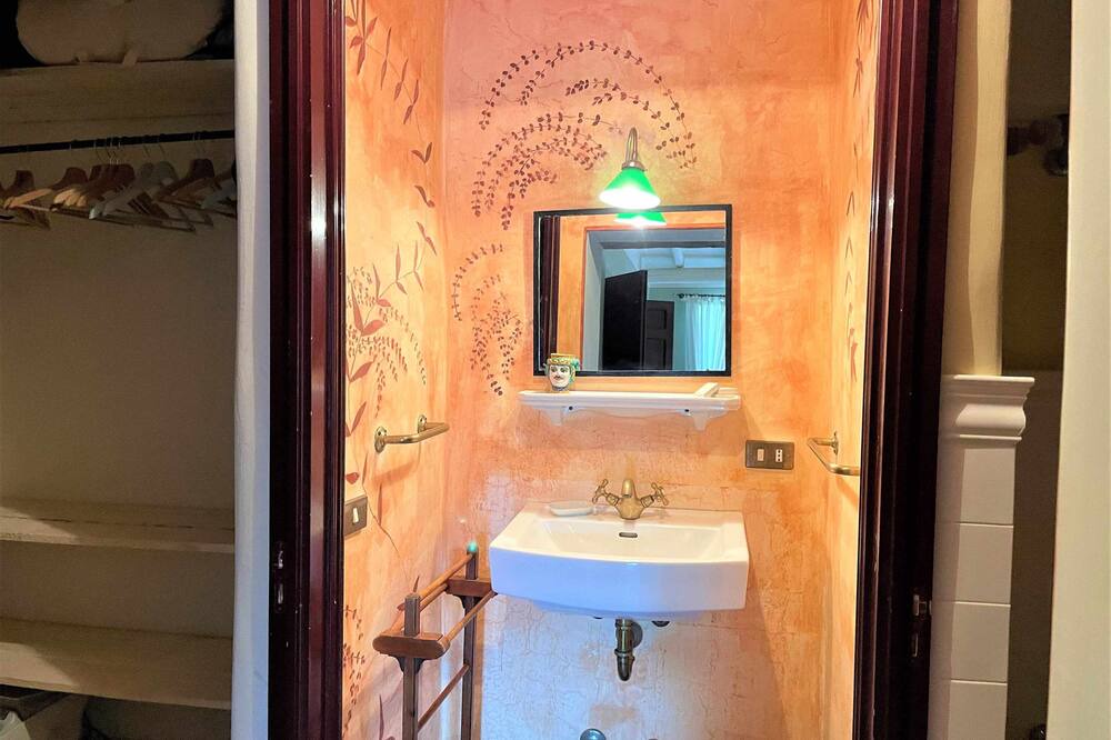Photo of Bathroom in Pollara