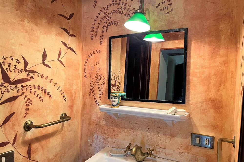 Photo of Bathroom in Pollara