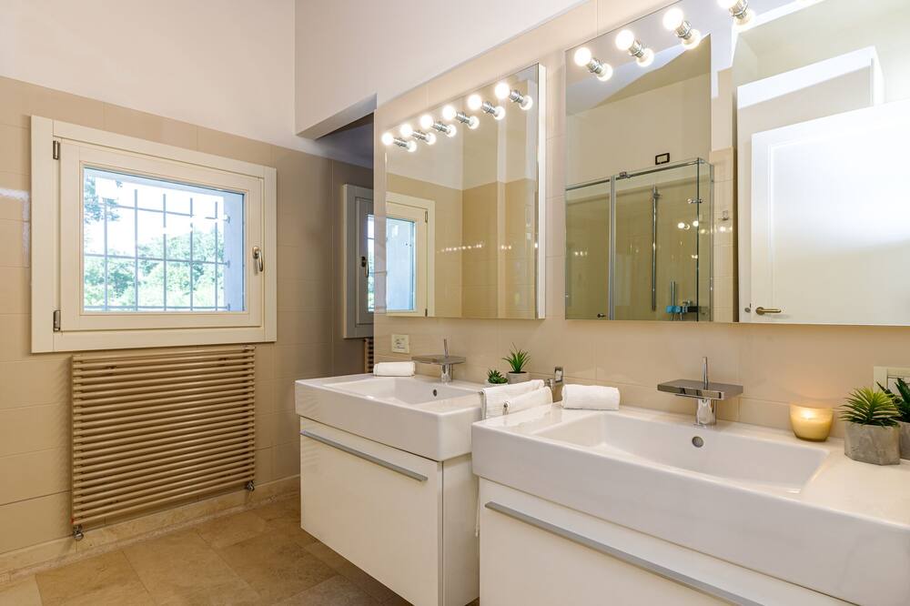 Photo of Bathroom in Comabbio