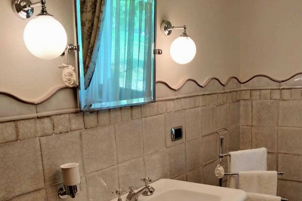 Photo of Bathroom in Pila