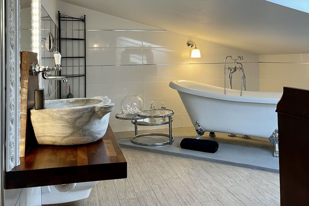 Photo of Bathroom in Tiche