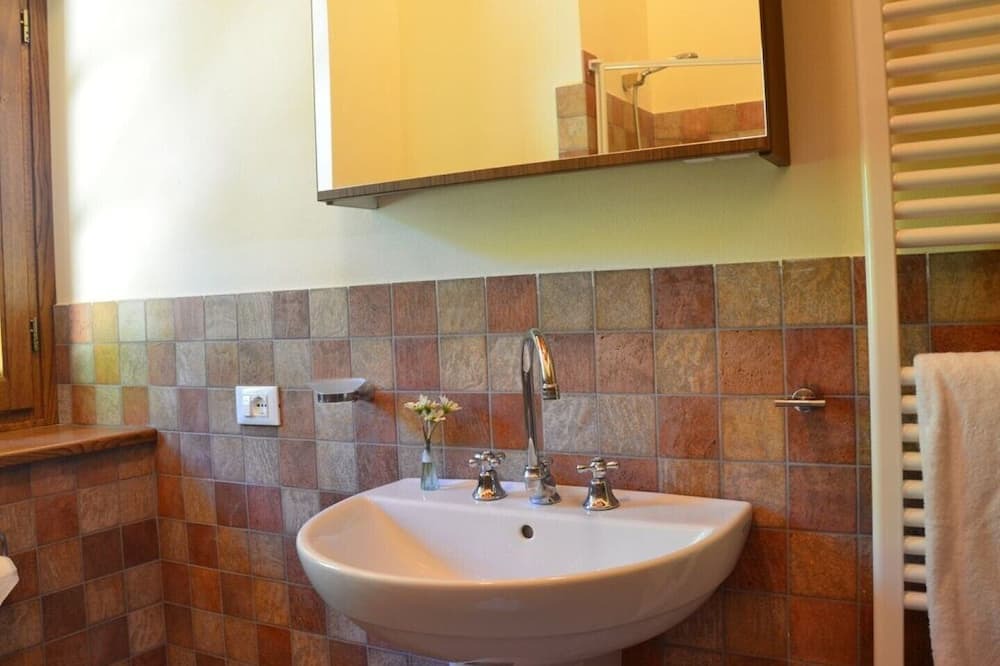 Photo of Bathroom in Barga