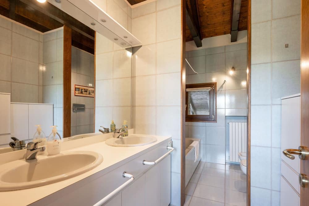 Photo of Bathroom in Santo Stefano Belbo