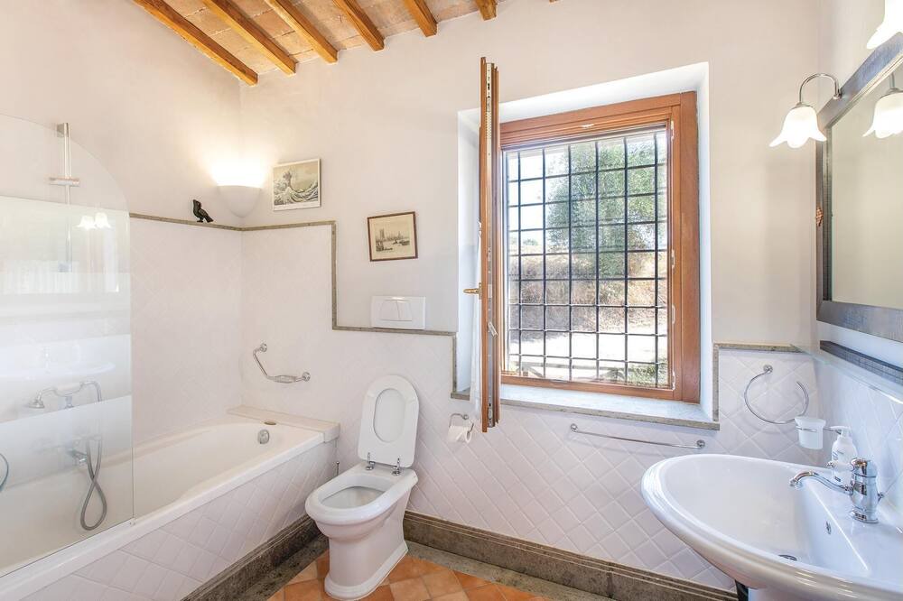 Photo of Bathroom in Corbara