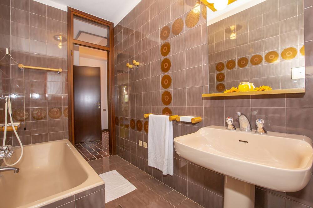 Photo of Bathroom in Lesa
