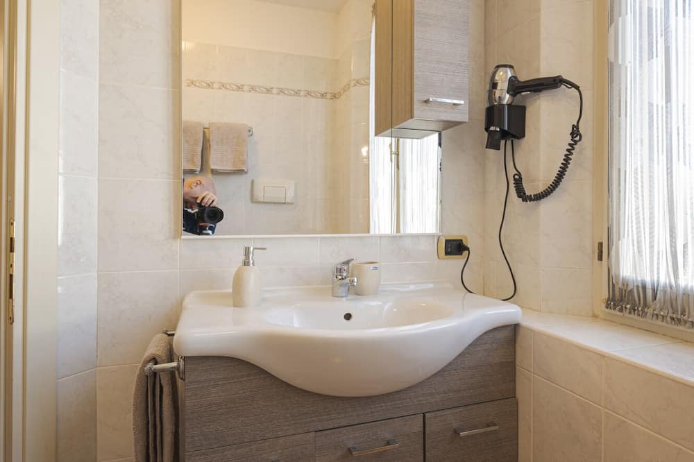 Photo of Bathroom in Torrile