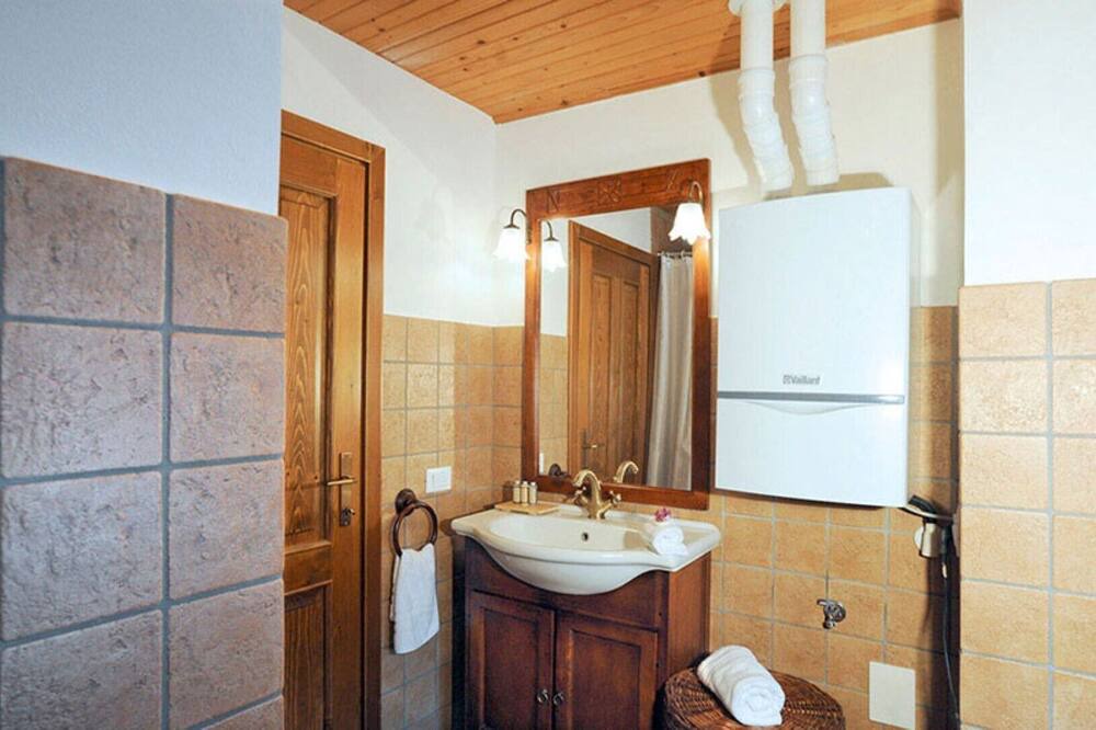 Photo of Bathroom in Comeglians