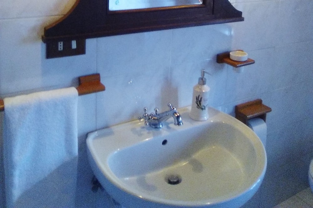 Photo of Bathroom in Careggine