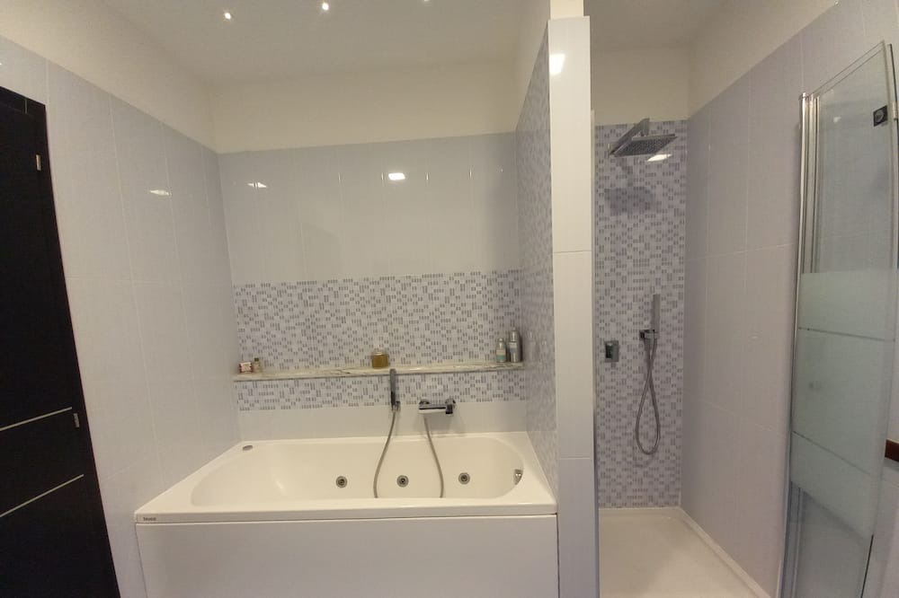 Photo of Bathroom in Cavedine