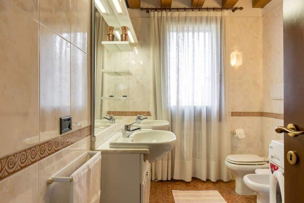 Photo of Bathroom in Castegnero