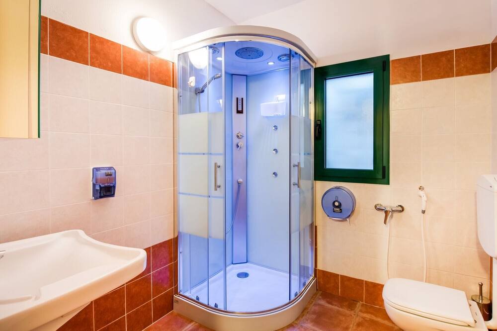 Photo of Bathroom in Marone