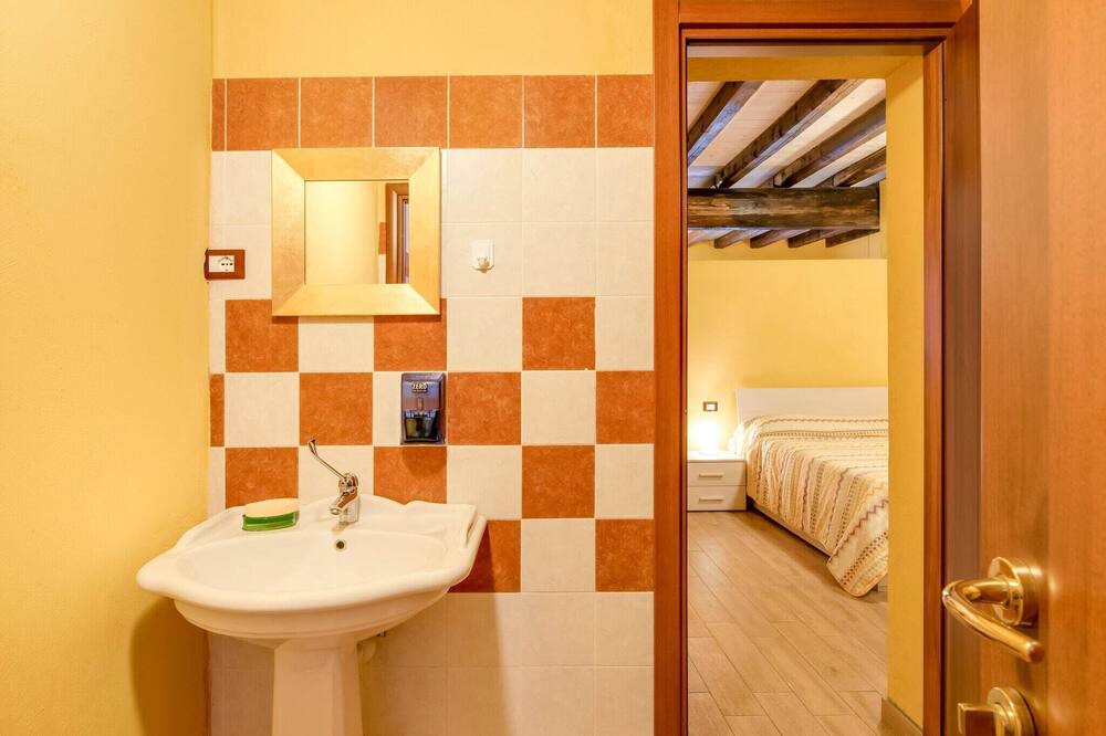 Photo of Bathroom in Marone