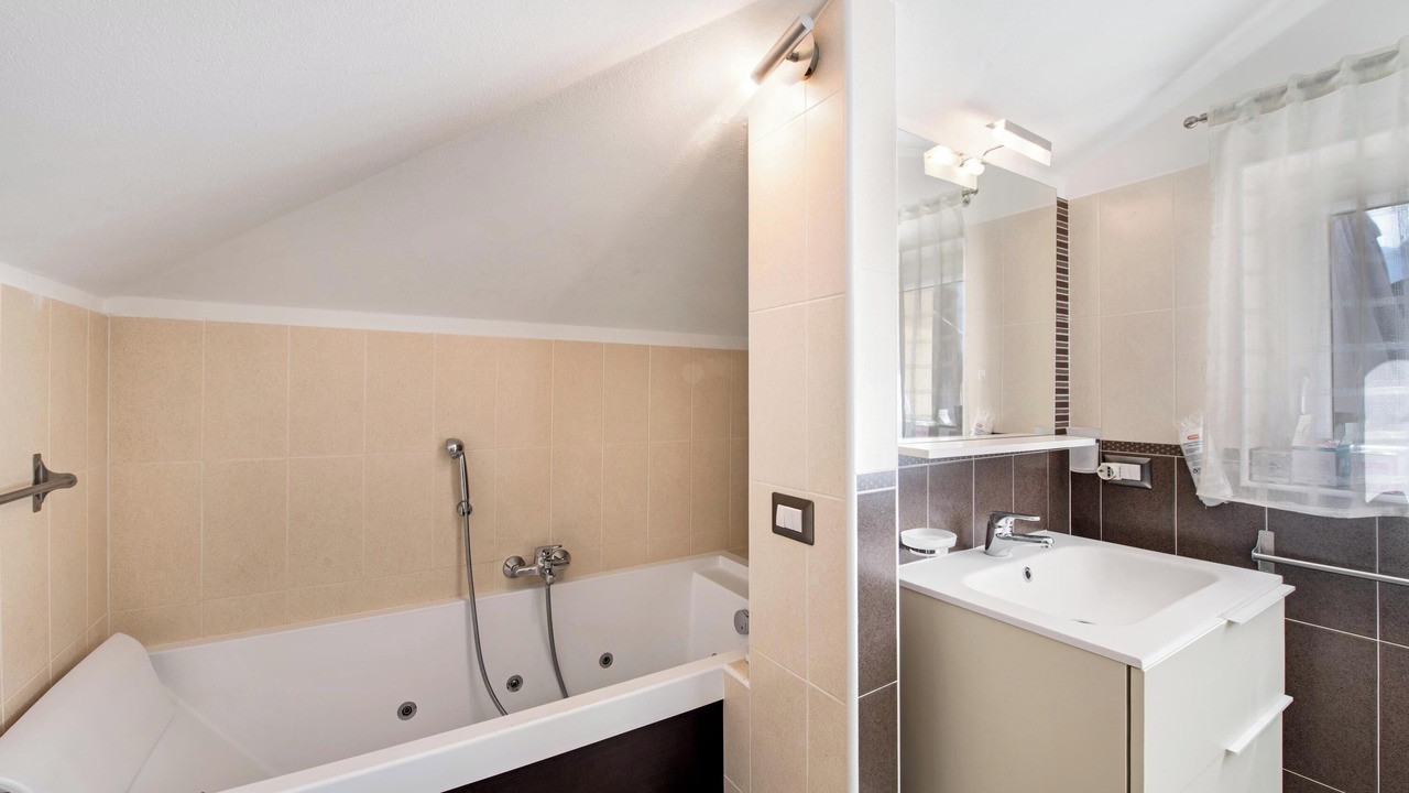 Photo of Bathroom in Colonno