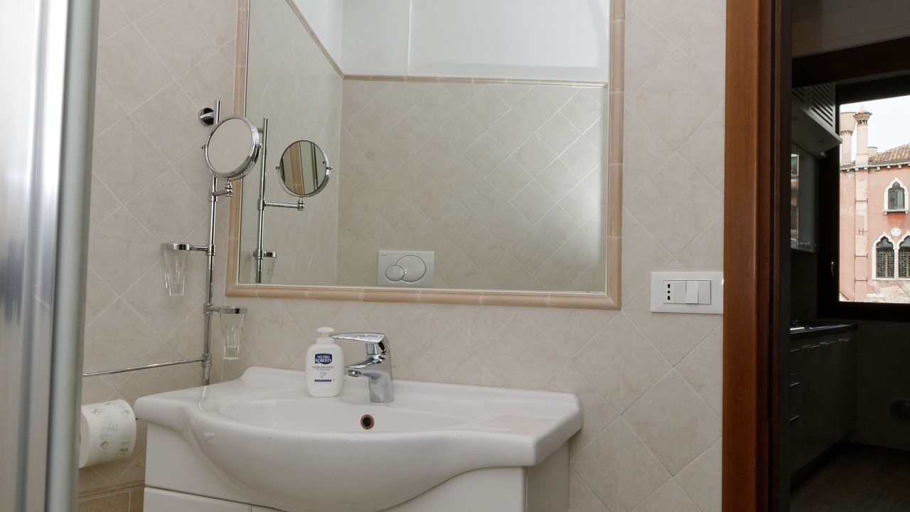 Photo of Bathroom in Dorsoduro