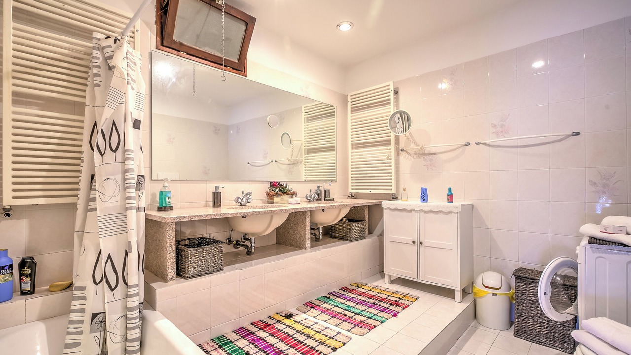 Photo of Bathroom in Someraro