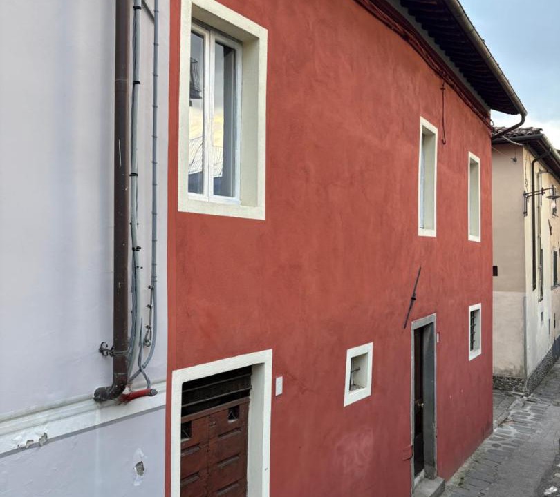 Photo of Buildings in Mologno