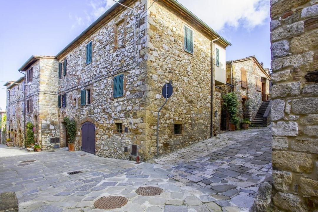 Photo of Buildings in Montefollonico