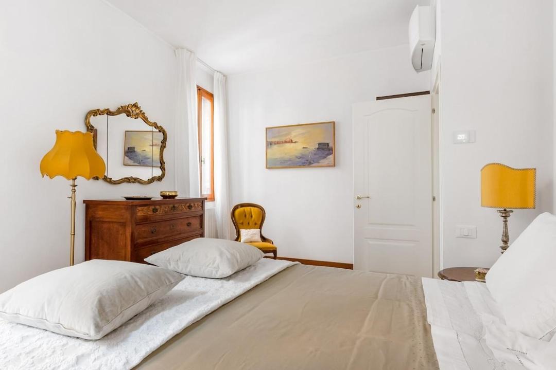 Photo of Bedroom in Dorsoduro