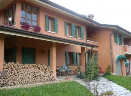 Photo of Buildings in Miane