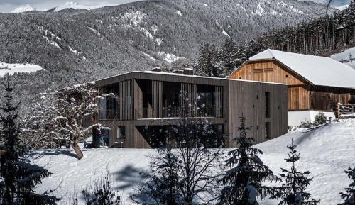 Two-Bedroom Apartment with Mountain View
