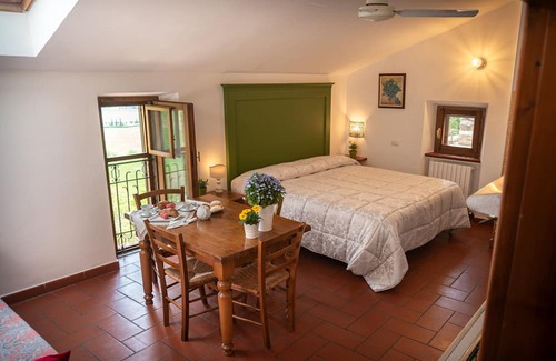 Spello Villa | Topaz Apt City Center