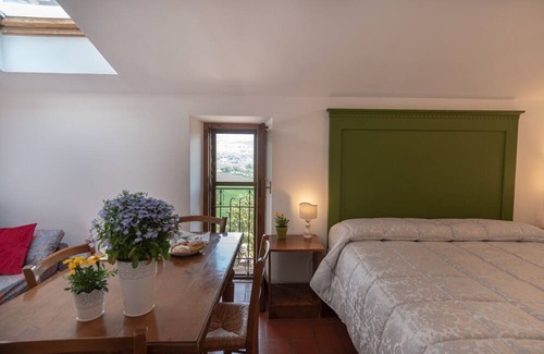 Spello Villa | Topaz Apt City Center