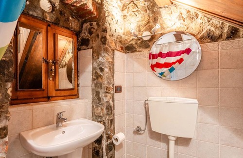 Trassilico House | Holiday Home 'Dimora La Rocca' with Views of "Monte Forato" in the Alpi Apuane