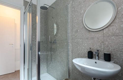 Villa San Giovanni Apartment | [1 min walk from Metro M1] The Modern Suites